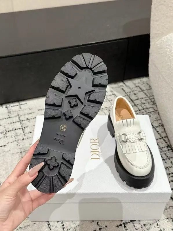 👟👟Ex-factory price 700👟👟 Dior 25/early spring new coin tassel thick-soled loafers made of black calf leather with white leather tassels to show a contrasting layering. The tassels are embellished with silver lucky star metal medals. They are very exquisite, comfortable and good-looking💯 and easy to match. Can be worn in spring, summer, autumn and winter! ✔️Upper: original imported open-edge beaded cowhide ✔️Inner lining: water-dyed cowhide ✔️Sole: original rubber foam outsole ✔️Size: 35-41 (40.41 customized, non-refundable)